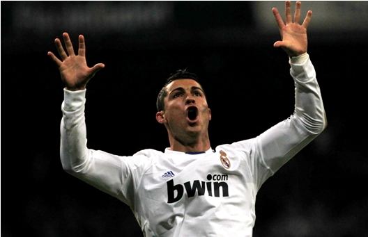 REFILE - CORRECTING THE SPELLING OF VILLARREAL Real Madrid's Cristiano Ronaldo celebrates his goal against Villarreal during their Spanish first division soccer league match at the Santiago Bernabeu stadium in Madrid January 9, 2011. REUTERS/Juan Medina (SPAIN - Tags: SPORT SOCCER)